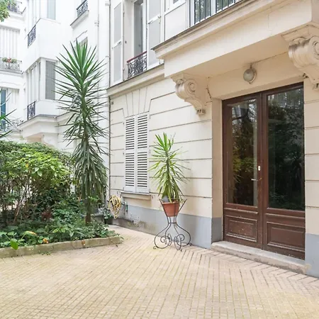 Nice Love Nest Well Located In Apartman Párizs