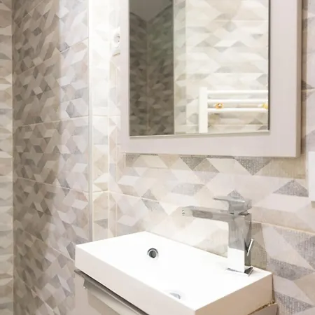 Nice Love Nest Well Located In Paris