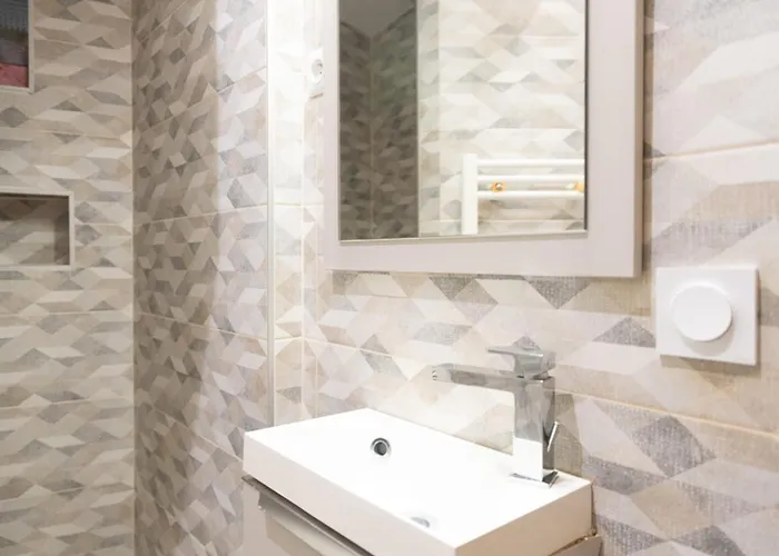 Nice Love Nest Well Located In Paris